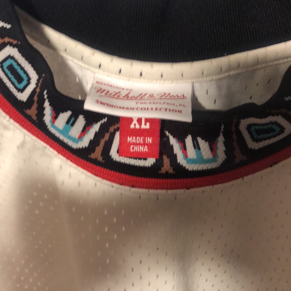 Mitchell & Ness Vancouver Grizzlies Cream Mike Bibby Jersey - Picture 5 of 6